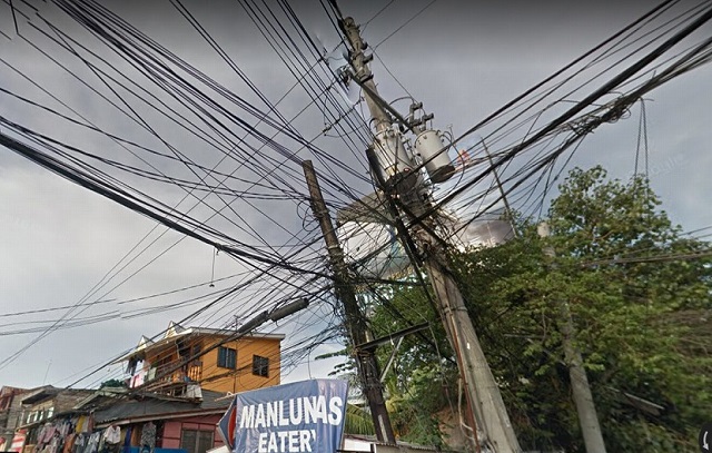 フィリピンの電柱の写真1
